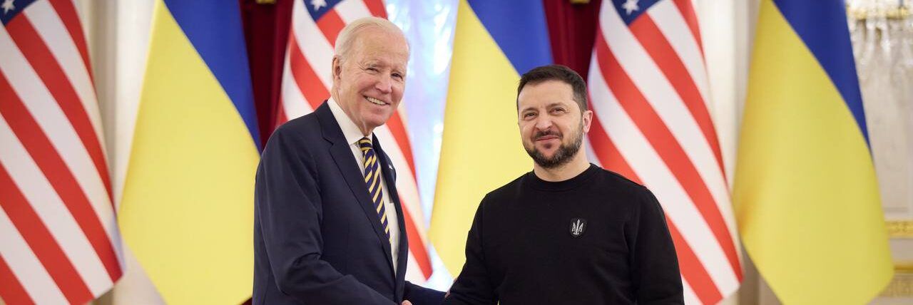 Biden a sorpresa a Kiev: «Dopo un anno l’Ucraina è in piedi»