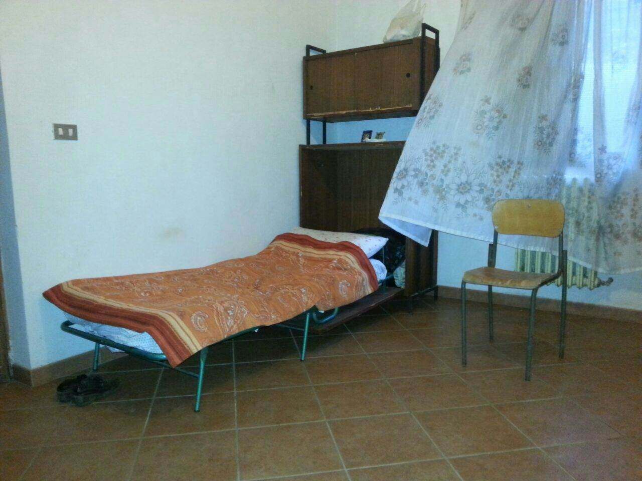 Donna segregata in casa dal fratello e dalla nipote