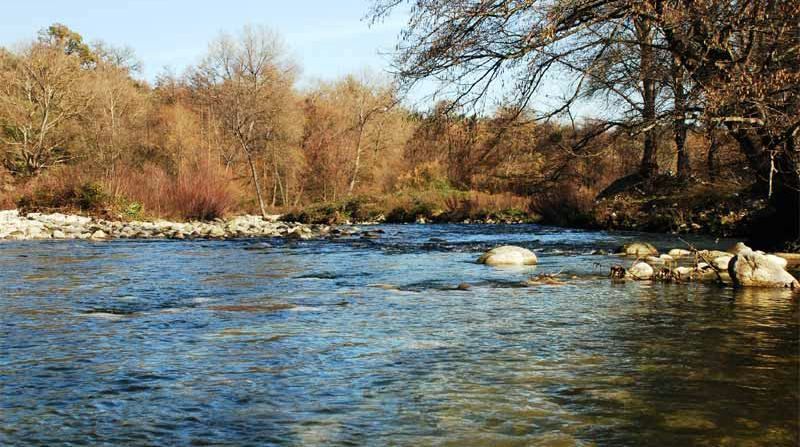 Rocca di Neto, prelevano inerti dal fiume: arrestate tre persone