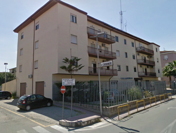 Minaccia e picchia la nonna per soldi, 17enne in comunità