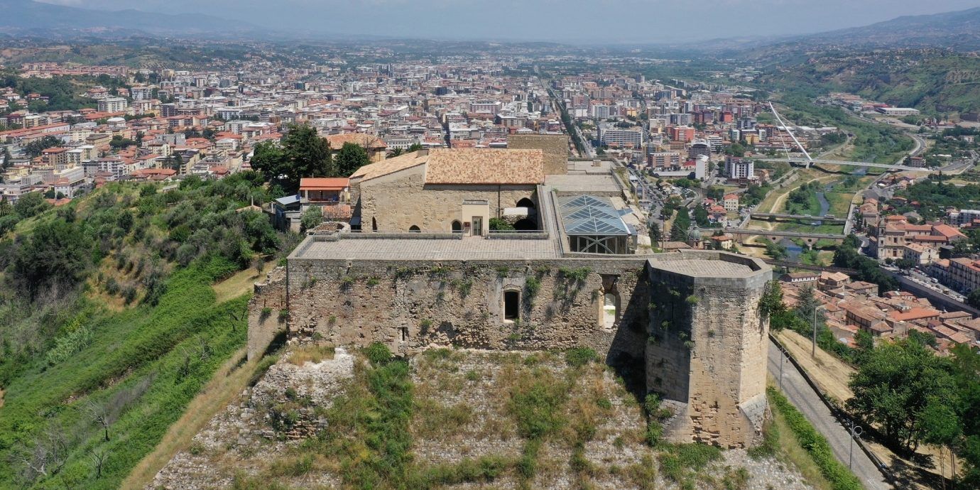 Cosenza, corsa contro il tempo per sbloccare 3 incompiute: la missione (im)possibile di Caruso e De Cicco