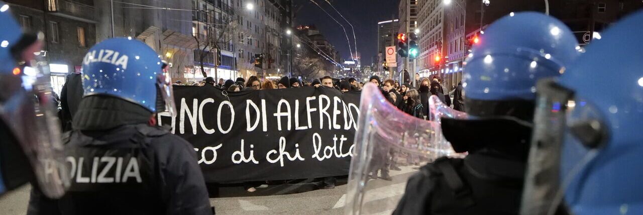 Condizioni di Cospito precipitano, trasferito in ospedale. Le proteste in piazza