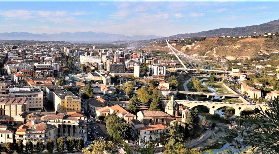 «Cosenza tornerà a essere importante». «L’ennesimo inciucio». Le ragioni del sì e del no a una settimana dal voto sulla fusione