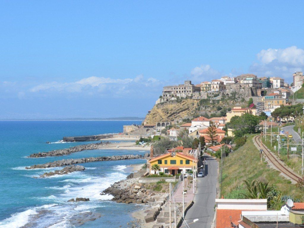 Barca rubata a Pizzo, ritrovata in una capanna