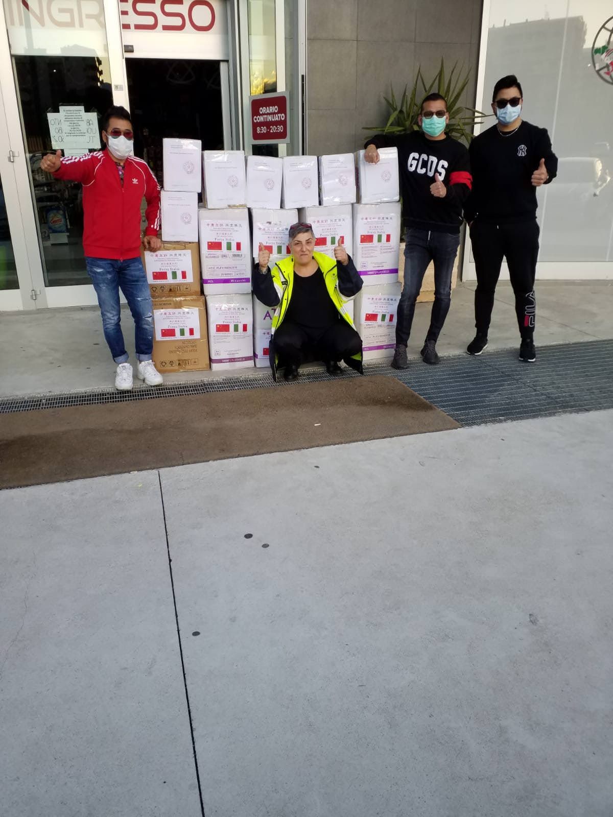 Cosenza, imprenditori cinesi regalano al Comune camici e guanti monouso