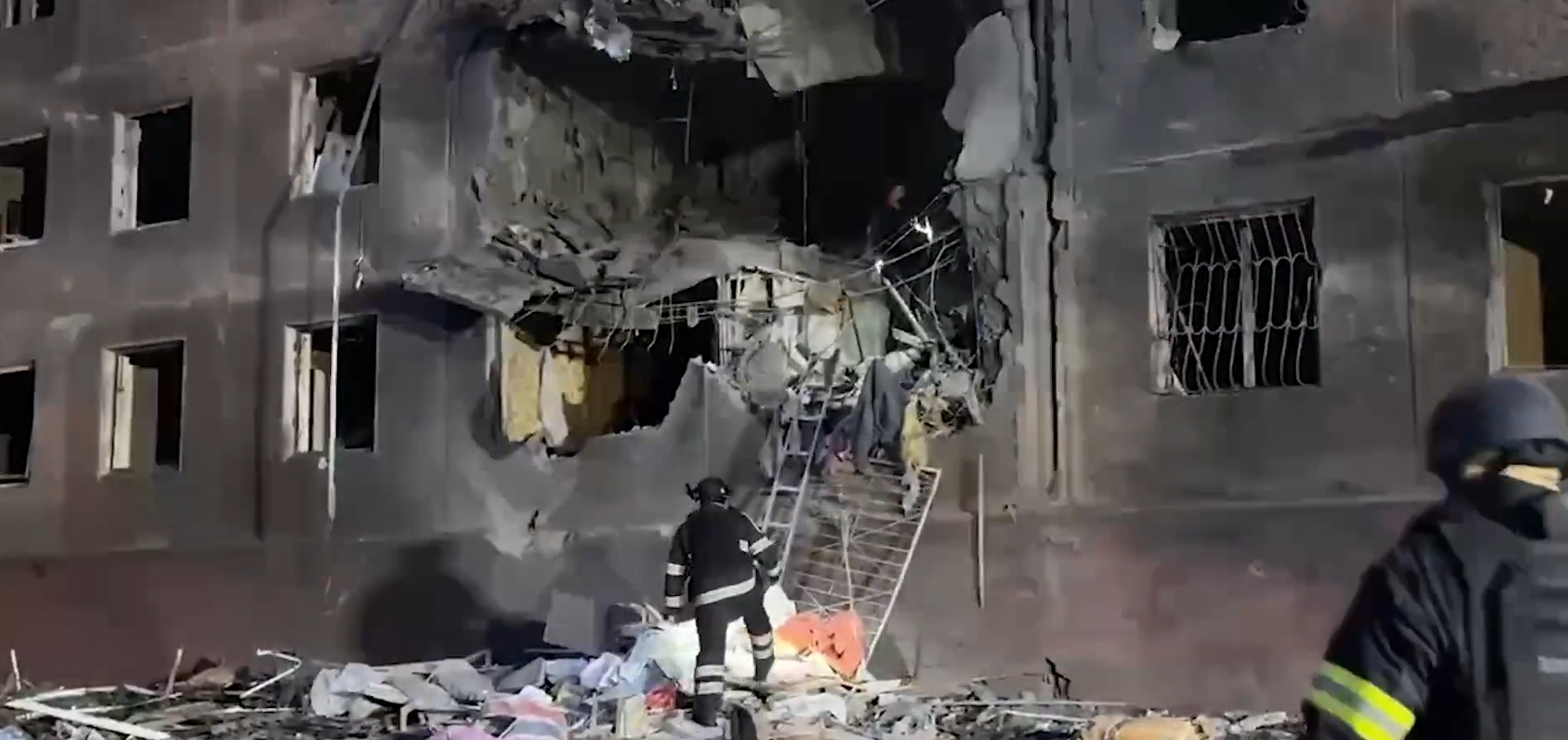 Bombe russe sui palazzi a Zaporizhzhia, 7 morti. Tre sono bambini