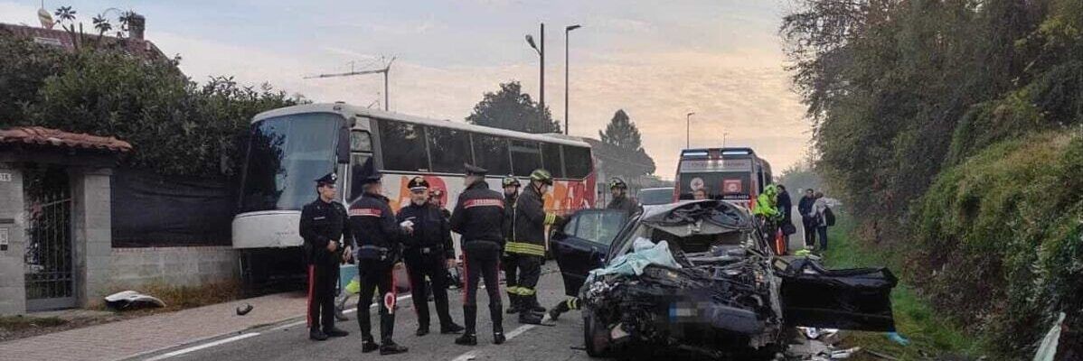 Scontro tra auto e bus di studenti: un morto