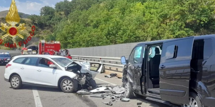 Scontro auto-camion in galleria sulla SS18 a Guardia Piemontese: una vittima