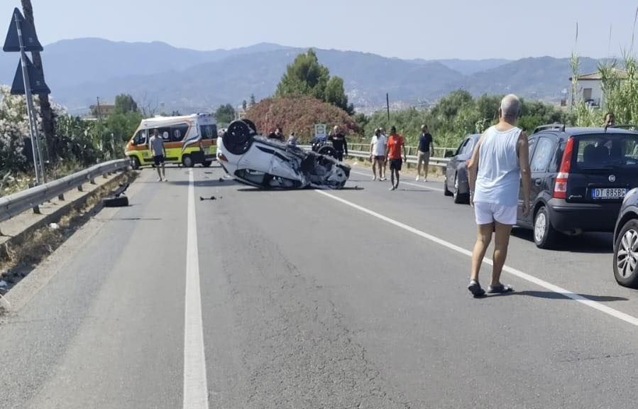 Incidente sulla 106 a Corigliano Rossano, auto si ribalta: sei feriti