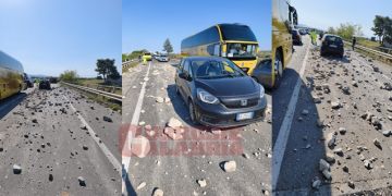 SS106, un camion perde il carico: paura per gli automobilisti – VIDEO