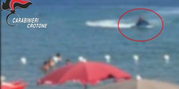Moto d’acqua tra i bagnanti a Isola Capo Rizzuto, sei denunciati e quattro mezzi sequestrati – VIDEO