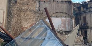 Cosenza, crolla il muro di un palazzo nel centro storico – FOTO