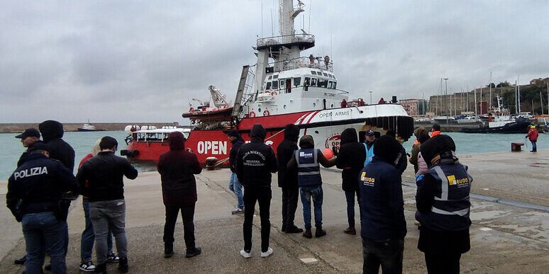 Sbarco della Open Arms a Crotone, scattano il fermo amministrativo per 20 giorni e una multa