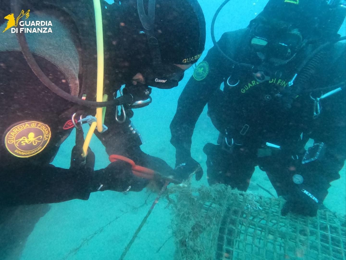 Genova, fondali liberati dai rifiuti: blitz sul relitto Pelagosa