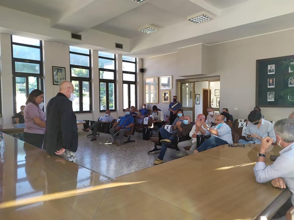 Emergenza rifiuti sullo Jonio cosentino, l’assessore regionale De Caprio incontra i sindaci