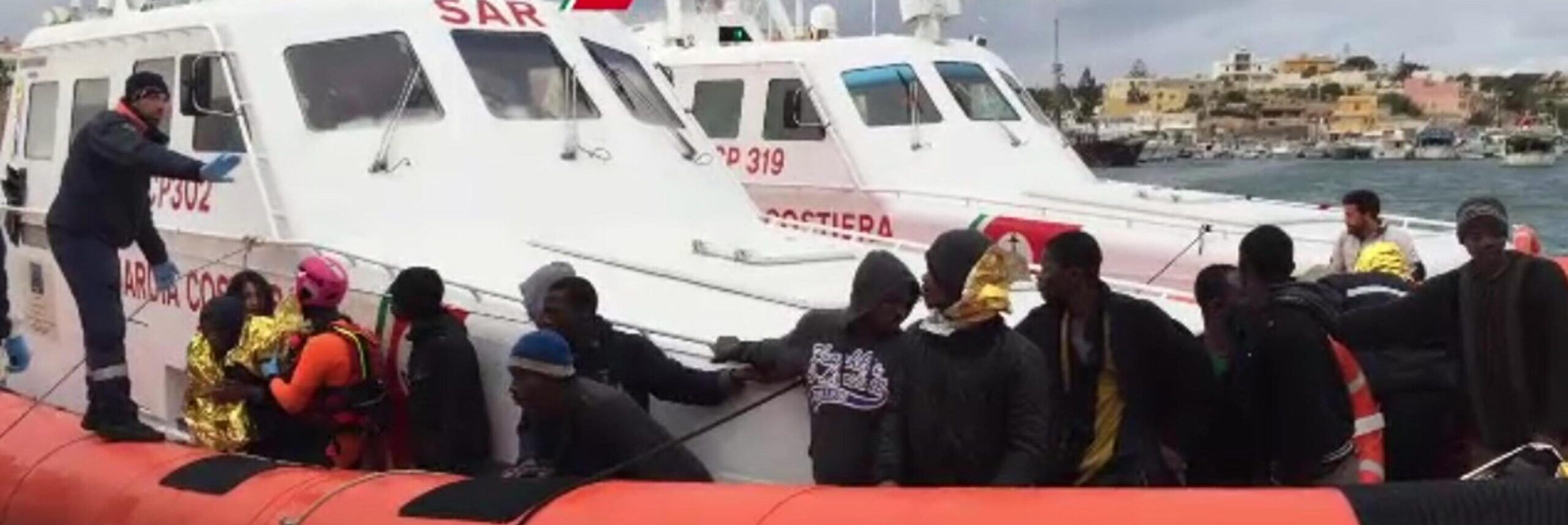 Naufragio al largo della Tunisia: 19 i morti. E a Lampedusa proseguono gli sbarchi