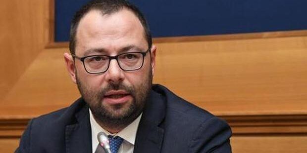 «Governo pronto a intervenire dopo il dramma degli incendi». Patuanelli prova a rassicurare i sindaci – VIDEO