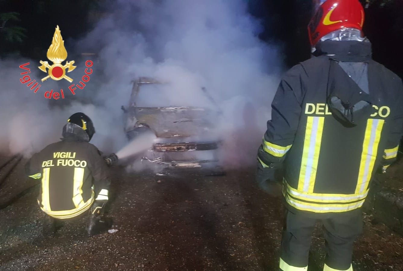 Panico a Badolato per un’auto distrutta dalle fiamme