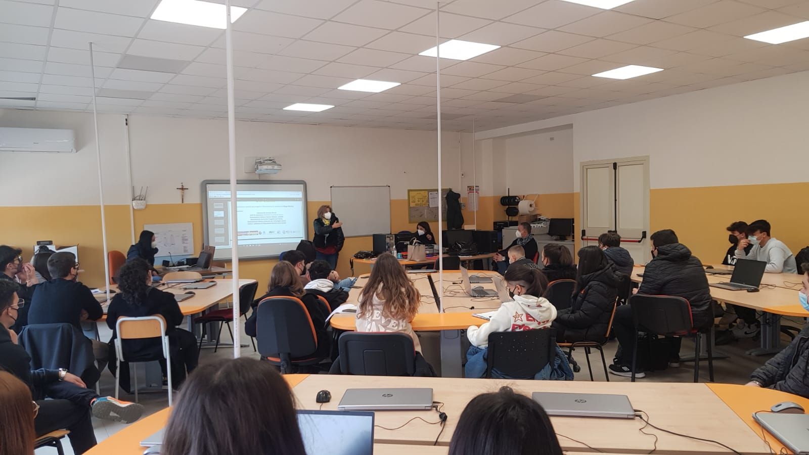 Lamezia, un logo pensato dagli studenti per il Centro antiviolenza