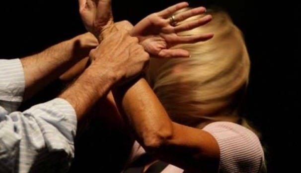 Aggredisce l'ex moglie davanti ai figli, arrestato 40enne