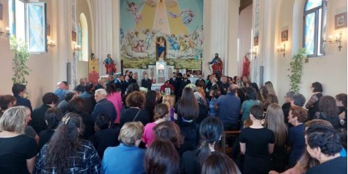 Una comunità affranta e una famiglia distrutta. Dolore ai funerali di Giovanni, Giusy e Caterina