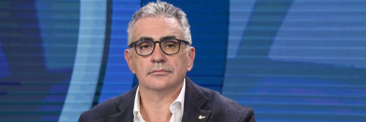 Il virologo Pregliasco parla di Covid dal palco e gli lanciano un sasso