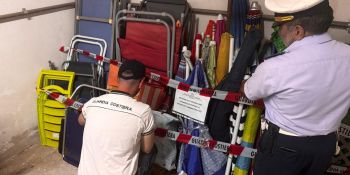 Occupata una spiaggia libera a Cassano: sequestrati 30 ombrelloni, sedie e sdraio