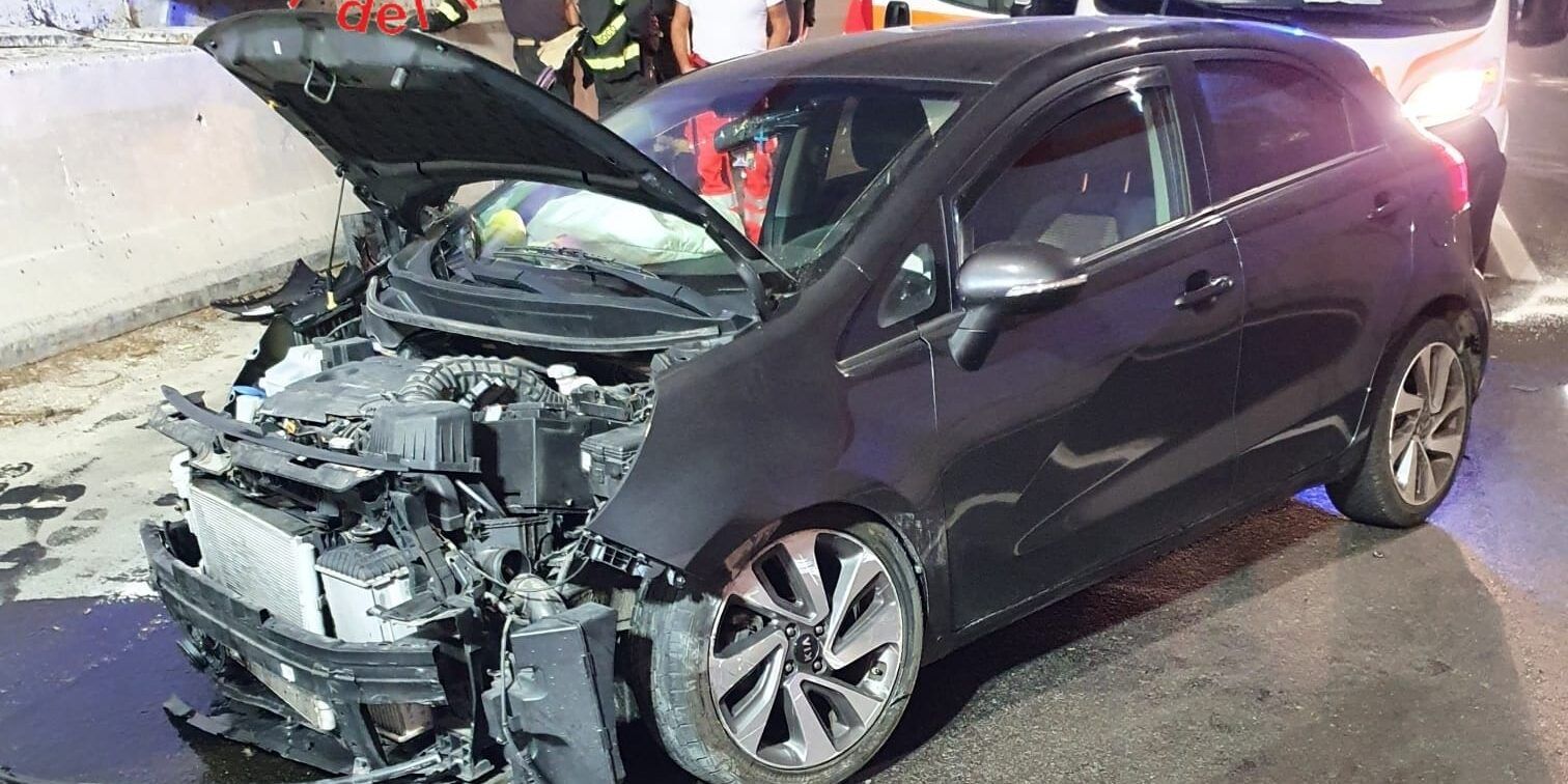 Catanzaro, auto sbanda in galleria: un ferito lieve