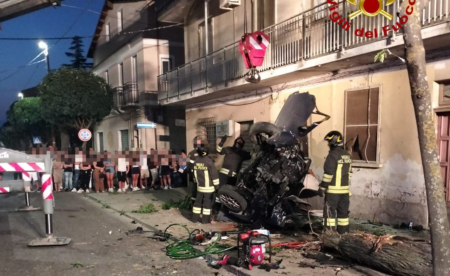 Incidente mortale a Cutro, auto contro albero: perde la vita un 18enne
