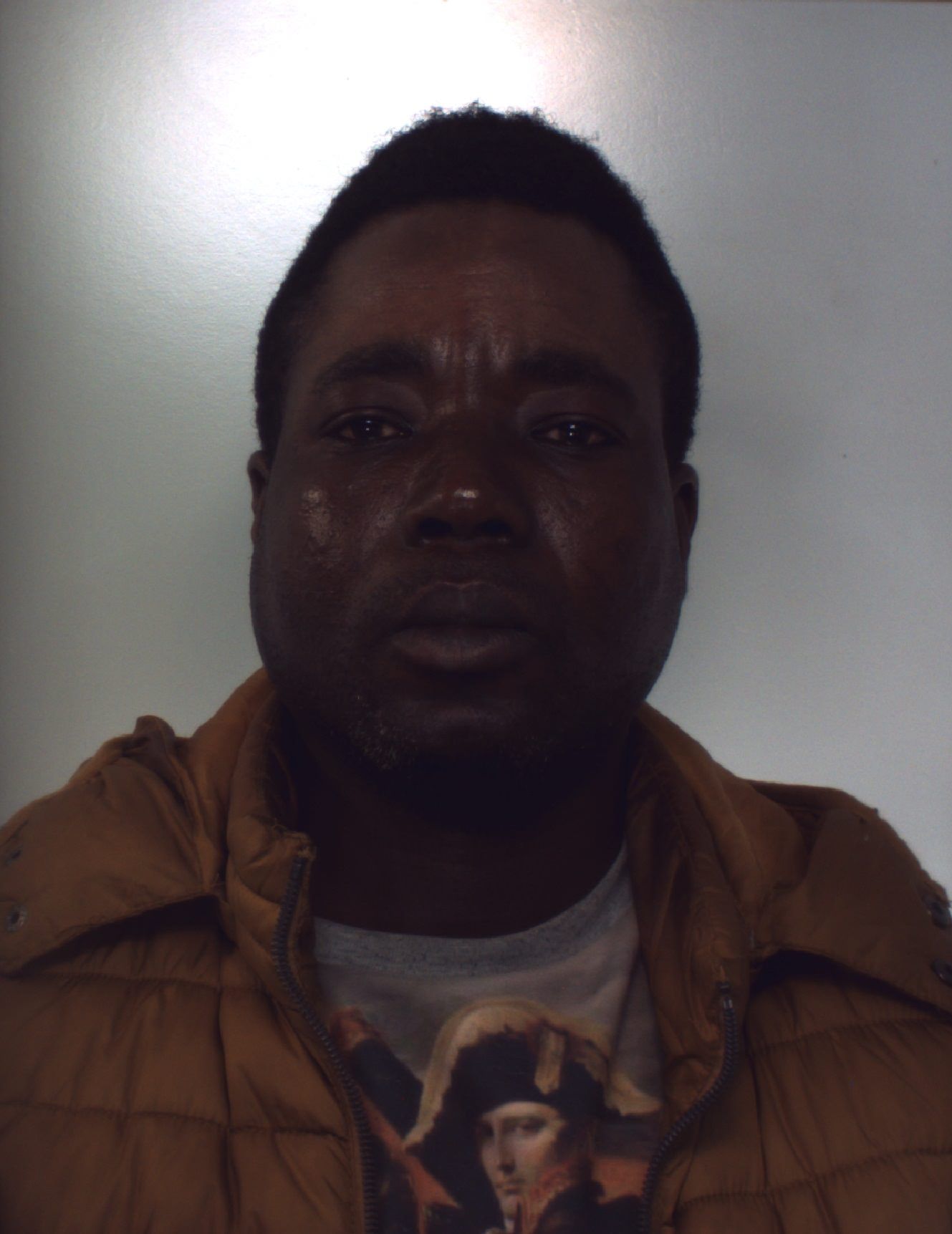 Molestava i clienti di un negozio, i carabinieri lo fermano e scoprono che è ricercato