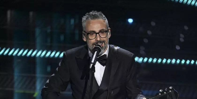 Brunori sul podio di Sanremo: «Esperienza incredibile». L’omaggio alle «mie tre stelle polari»
