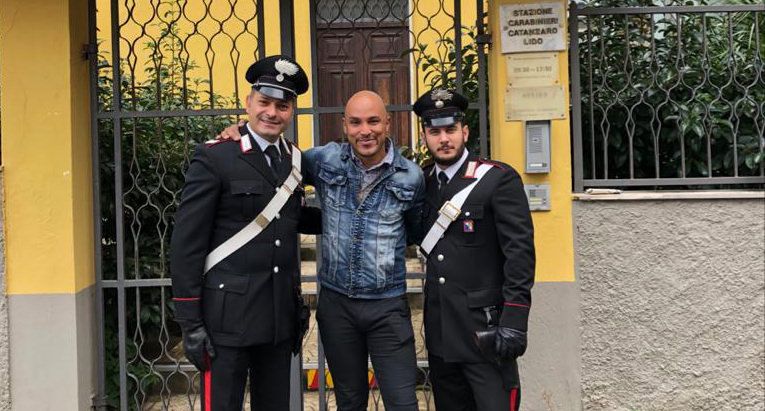 Due carabinieri gli salvano la vita: uscito dall'ospedale va in caserma per ringraziare