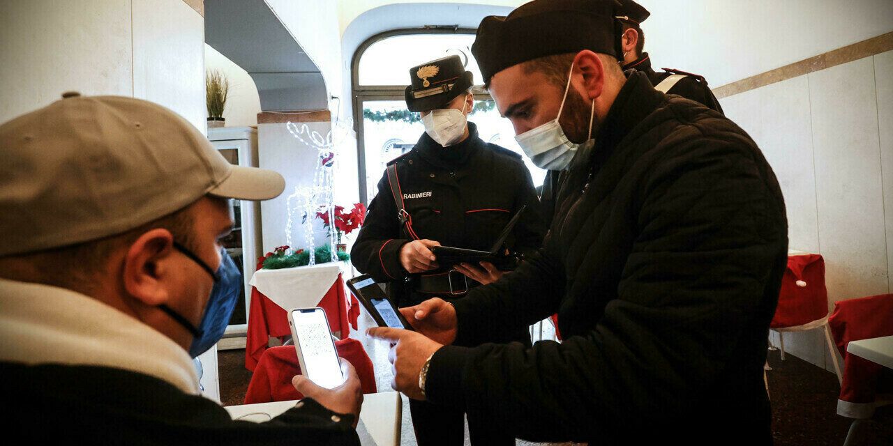 Super green pass da oggi: le regole per bar, ristoranti, lavoro, spostamenti