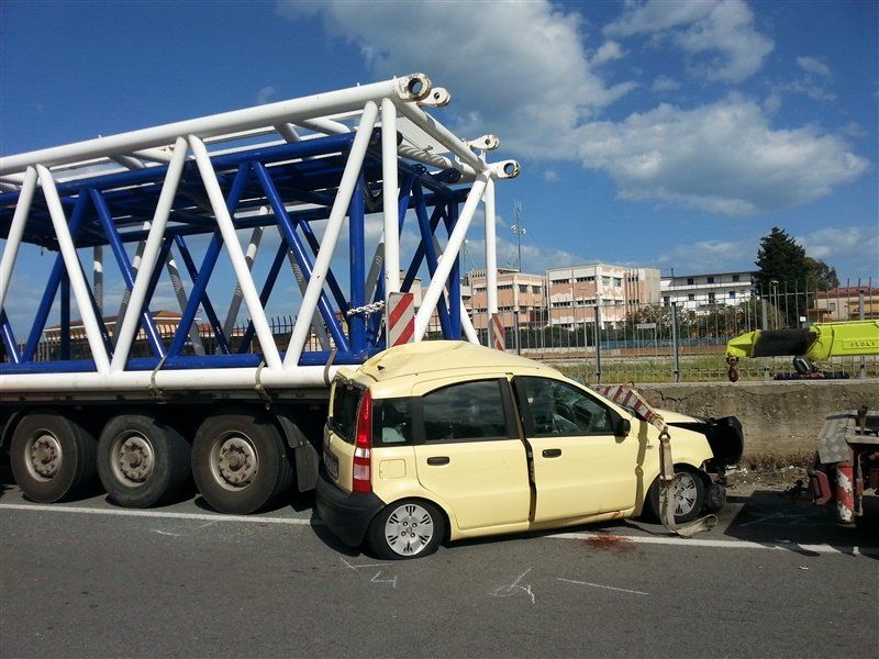 Auto sotto un tir, deceduta una 22enne