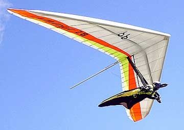 Deltaplano precipita dopo il decollo, muore un 58enne