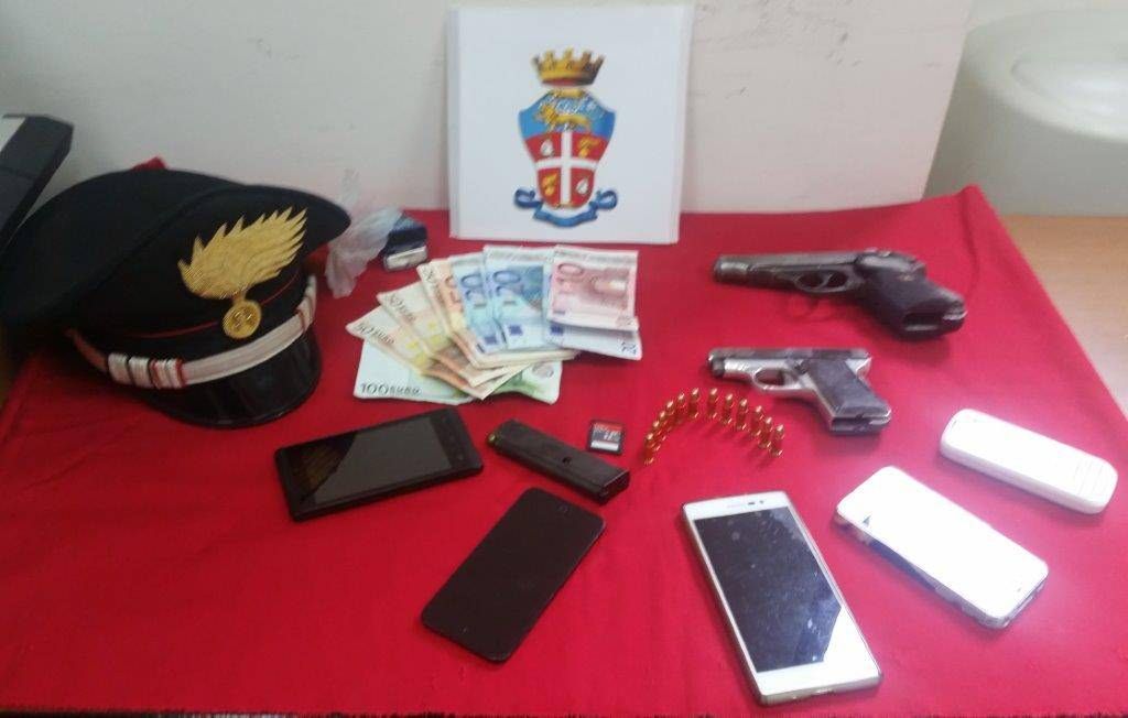 Tenta di gettare le pistole dalla finestra, arrestato