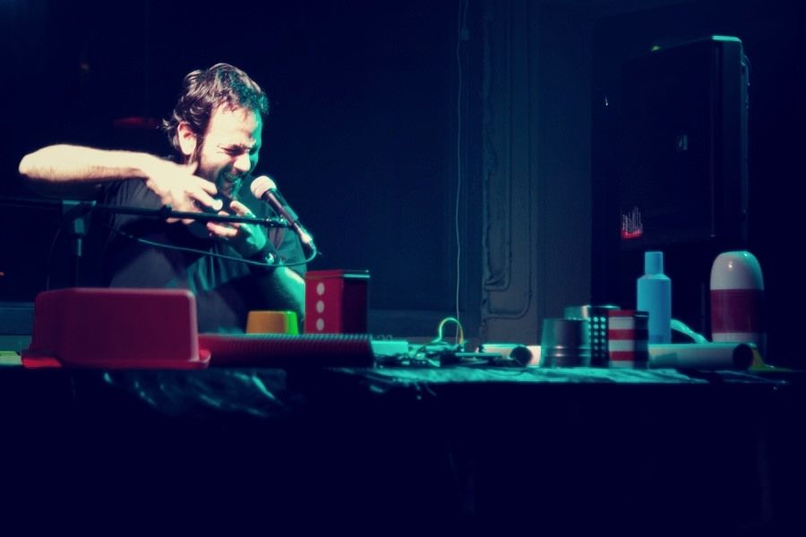 Yosonu, il musicista a costo zero che suona con corpo e oggetti