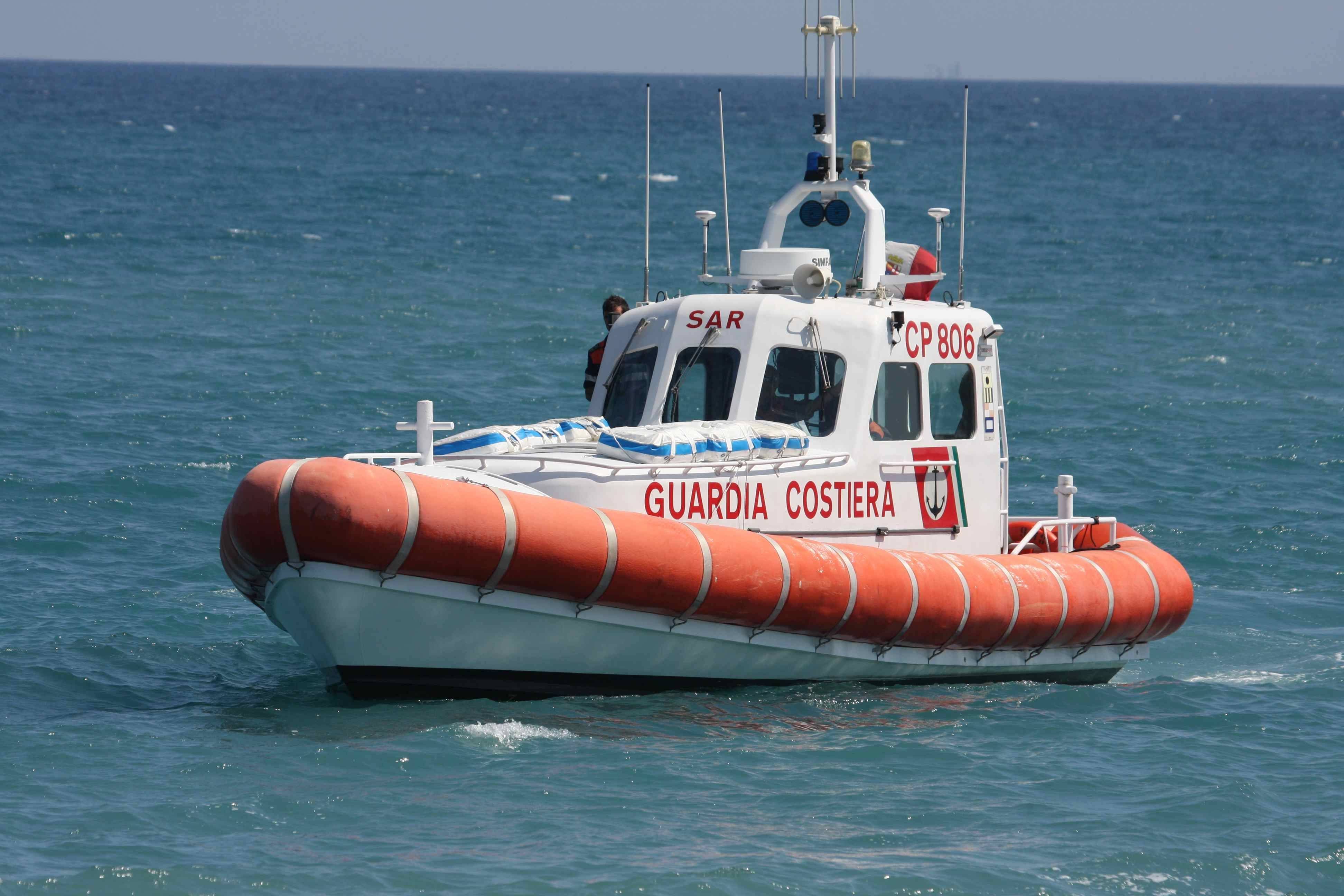 Barca con 52 migranti a bordo finisce sugli scogli a Le Castella