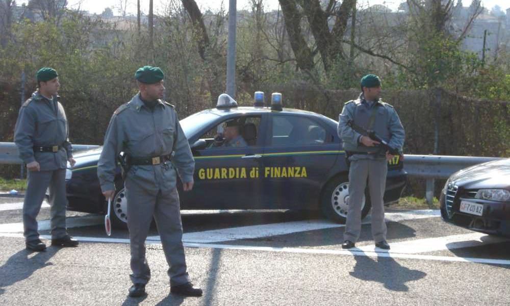 Tenta di fuggire al controllo della Gdf, arrestato ricettatore