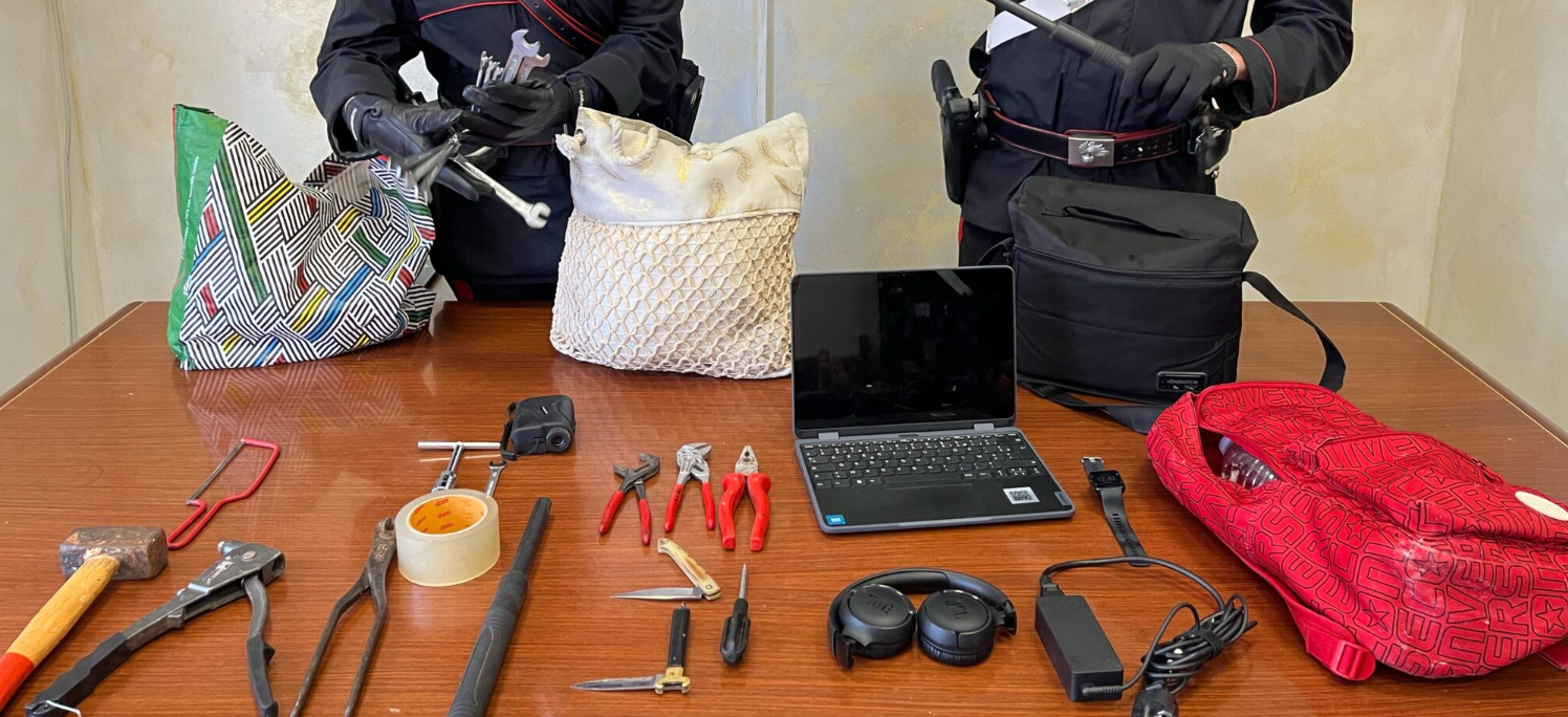 Ruba i bagagli a una turista: un calabrese arrestato ad Ostia