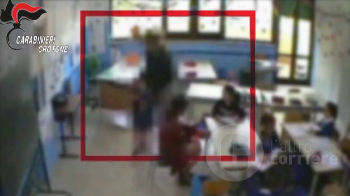Bimbi maltrattati alla scuola elementare, sospese tre maestre a Crotone – VIDEO