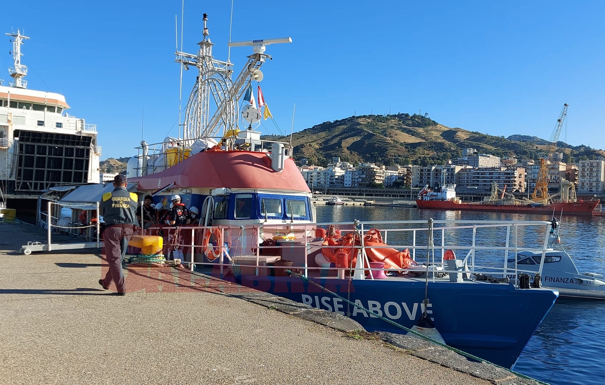 Migranti, la “Rise Above” con a bordo 89 persone è arrivata a Reggio Calabria – FOTO E VIDEO