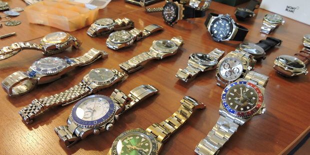 Cosenza, vendeva orologi falsi tramite i social network: rischia 6 anni di carcere