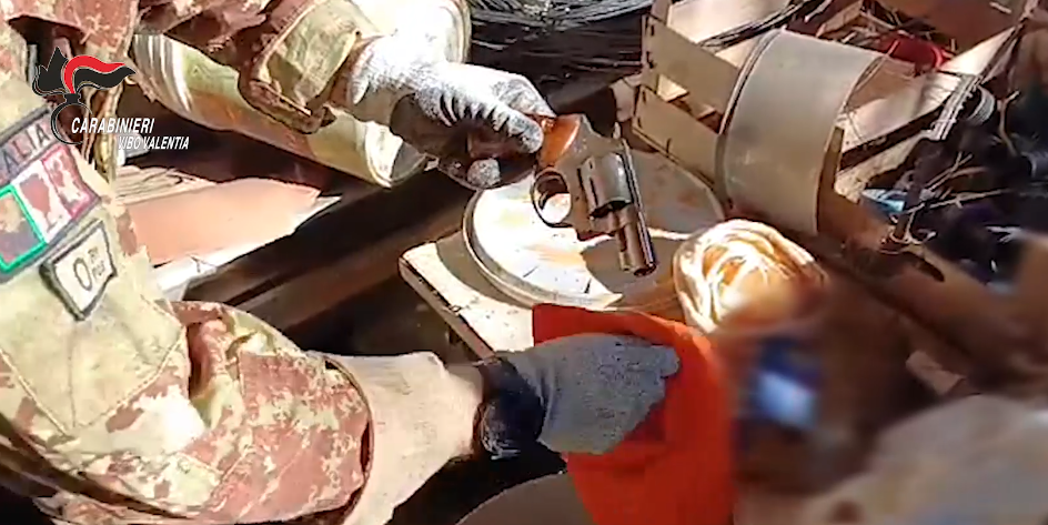 Pistola e munizioni nascoste in un contenitore, denunciati due vibonesi – VIDEO
