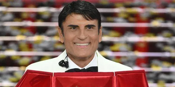 «Colonna sonora di un matrimonio della camorra». Cazzullo stronca Sal Da Vinci. È polemica