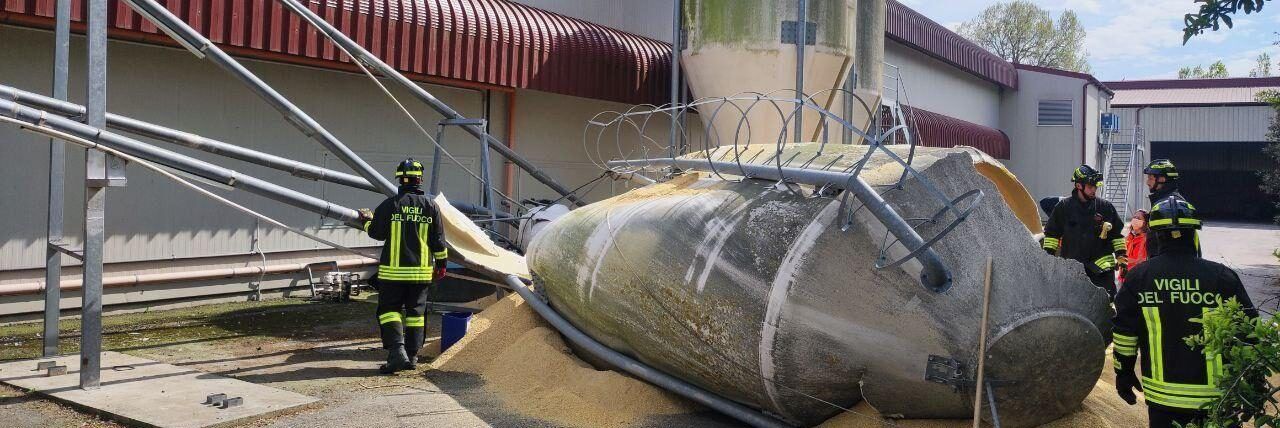 Dramma a Forlì, silos di mangimi si schianta su un’auto: morti tre giovanissimi