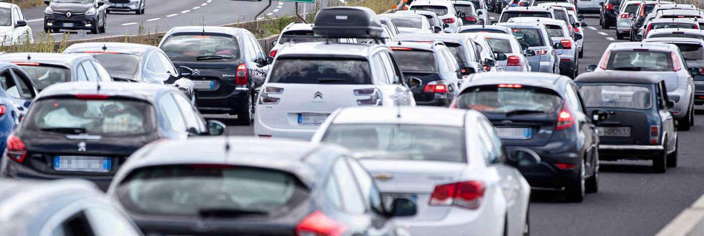 Prove generali di esodo estivo nel weekend: previsto traffico da bollino rosso