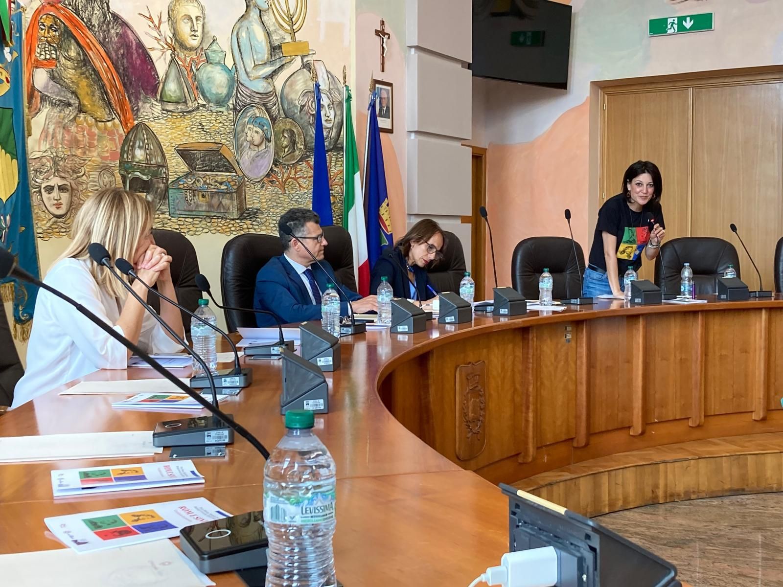 Cosenza, il Consiglio comunale approva il riconoscimento del genocidio dei Rom