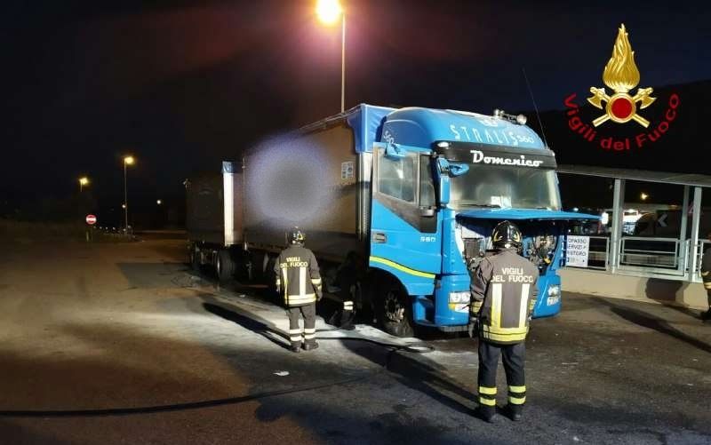 Tir in fiamme sull’autostrada, intervento dei vigili del fuoco