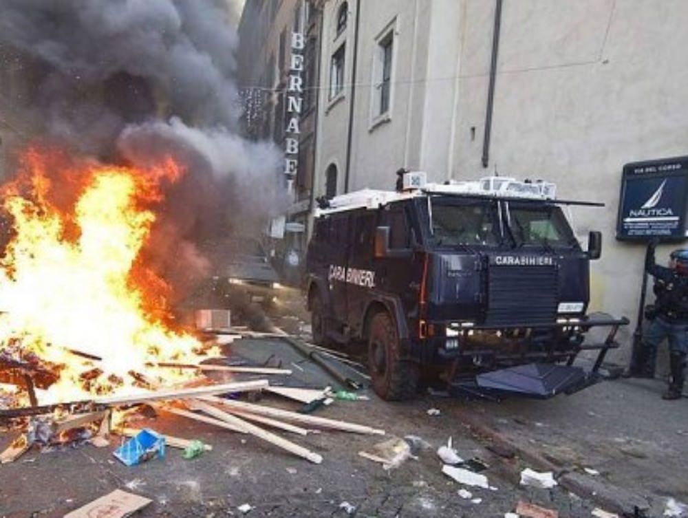 Indignados, obbligo di firma per un cosentino